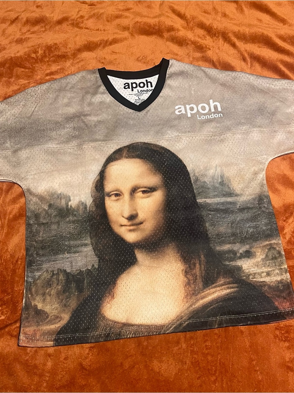 apoh London Mona Lisa Graphic V-Neck Shirt - Beige & Black